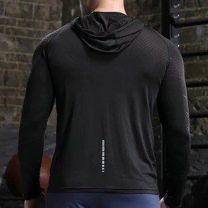 Fabricant de vêtements de compression pour la gym sur mesure, vêtements de performance fitness en coton, polyester et élasthanne, impression par transfert thermique, marque privée - Product Image 6