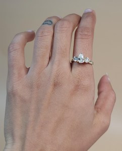 Anillo de Diamante Cultivado en Laboratorio de 1.28 CT en Oro de 18K para Mujer |   Anillo de Compromiso Moderno con Certificado IGI |   Joyería nupcial de lujo VS1 - Product Image 3