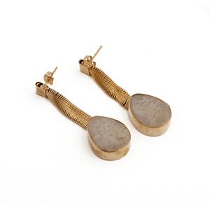 Boucles d'oreilles clous en agate géode blanche druzy, serties de laiton plaqué or, fabrication artisanale, bijoux tendance pour femmes - Product Image 4