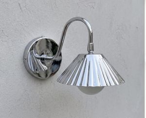 Applique murale en laiton festonné artisanale : Luminaire cannelé de style Mid-Century Modern, applique murale moderne chromée avec abat-jour conique en métal - Product Image 1