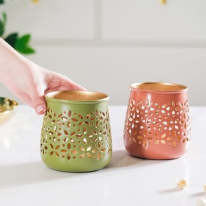 Encantador Portavelas Verde Oliva con Patrón Floral Cortado con Láser e Interior Dorado, Perfecto para una Cálida Iluminación Decorativa del Hogar - Product Image 3