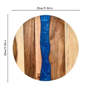 Planche à découper ronde en bois personnalisable très demandée avec incrustation en résine violette et design antidérapant - Product Image 3