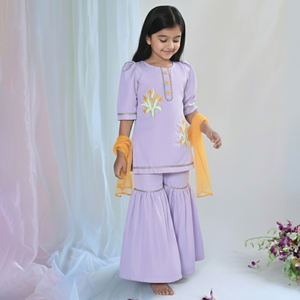 Conjunto de Túnica Sharara de Lavanda de Alta Calidad en Color Morado Claro con Bordado y Dupatta con Borde de Encaje, Colección Festiva - Product Image 5