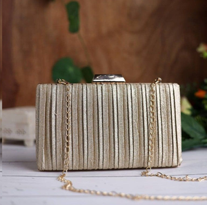 Pochette plissée dorée scintillante pour un look haute couture. Disponible à prix de gros en plusieurs quantités. - Product Image 1