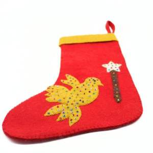 Calcetín Navideño Rojo Hecho a Mano con Lana Ecológica, Aplique de Paloma de la Paz y Diseño de Estrella - Decoración Festiva para las Fiestas - Product Image 6