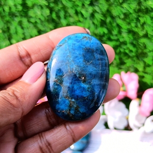 หินปาล์มอะพาไทต์สีน้ำเงินธรรมชาติ คริสตัลบำบัดสำหรับเรกิ การทำสมาธิ พลังงาน และการตกแต่ง ขายส่ง - Product Image 2