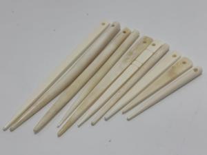 Agujas de tejer de hueso natural con un aspecto liso y artesanal, ideales para tejer, crochet, manualidades y proyectos textiles. - Product Image 4