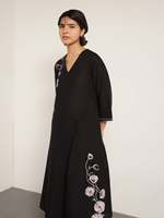 Robe midi noire à col en V avec broderie florale, manches trois quarts, coupe ample, tenue décontractée pour tous les jours, tissu tissé 100% coton