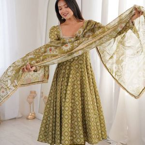 Elegante Conjunto Salwar Kameez de Seda Chinon Estampada con Encaje Espejo, Pantalón y Dupatta de Organza, Ideal para Diwali y Playa, Ajuste Holgado, Secado Rápido - Product Image 3