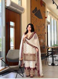 Ensemble prêt-à-porter : haut en georgette à étoiles avec broderie de créateur, travail de sequins, rembourrage bicolore, pantalon palazzo et dupatta. - Product Image 3