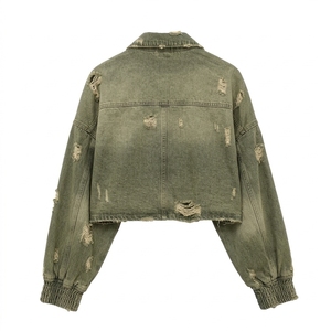 Chaqueta vaquera desgastada para mujer con bolsillos frontales, cierre de botones, mangas largas, estilo casual moderno para la calle. - Product Image 2
