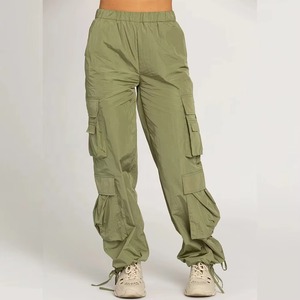 Pantalon cargo pour femme, vert olive, coupe ample, style utilitaire, longueur cheville, avec plusieurs poches, taille élastique, pour le printemps - Product Image 6