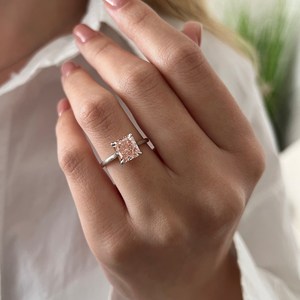 Bague en diamant rose intense fantaisie radiant de 2 carats, cultivé en laboratoire, bague solitaire rose bébé unique, certifiée IGI - Product Image 3