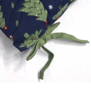 Coussin de chaise matelassé imprimé Noël, bleu marine, motif rennes et sapins, en coton, pour la décoration de Noël à la maison. - Product Image 3