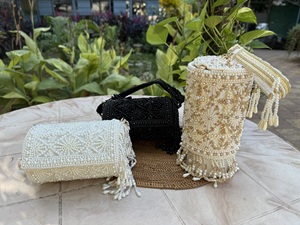 Bolso de Mano Cilíndrico de Lujo para Novia con Forro de Algodón y Adornos Metálicos, Elegante para Bodas y Eventos Especiales - Product Image 4