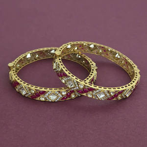 Bracelets ouvrables Kundan, lot de 2, style Rajwadi, en laiton plaqué or mat, ornés de cristaux et strass, pour occasions de mariage - Product Image 1
