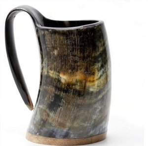 Mug en corne poli, gravé d'un dessin au trait d'un loup détaillé, disponible à prix de gros. - Product Image 3