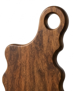 Tabla de cortar de madera de mango ondulada al por mayor, tabla de queso rústica de madera, paleta para servir alimentos y embutidos con orificio para colgar - Product Image 2