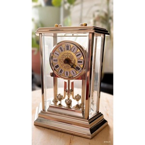 Horloge de bureau traditionnelle en laiton, mouvement mécanique, chiffres romains, silencieuse, sans tic-tac, sonnerie horaire, design rectangulaire - Product Image 1