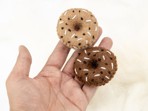 Donut de Fieltro Cosido con Chispas, Juguete de Comida de Imitación Hecho a Mano, Decoración para Fiestas Infantiles, Donuts de Colores Personalizados, Venta al Por Mayor - Product Image 5
