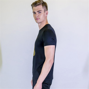 เสื้อยืดคอกลมแขนสั้นสีดำสำหรับผู้ชาย ลายแมวประดับเลื่อมสีทอง ทรงปกติ สวมใส่สบาย - Product Image 2