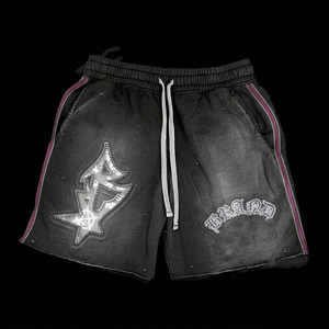 Shorts en molleton de coton délavé noir avec empiècements latéraux contrastants gris délavé, logo brodé personnalisé et accents cloutés – Short femme - Product Image 1