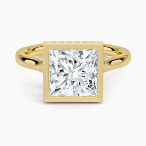 Bague de fiançailles en moissanite taille princesse 2 carats, solitaire halo, avec bande d'accentuation pavée de diamants - Product Image 1