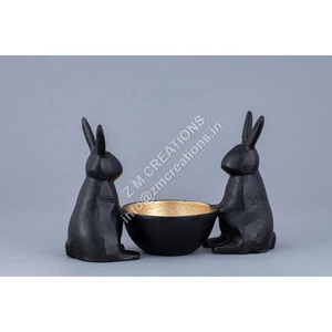 Plateau de service décoratif moderne en aluminium noir avec sculpture de lapin de Pâques, pour décoration de table, centres de table et cadeau de pendaison de crémaillère - Product Image 2