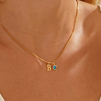 Collier pendentif lettre basique pour femme en acier inoxydable 304 plaqué or 18 carats avec zircon sur chaîne maille forçat