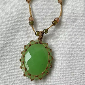 สร้อยคอหินออนิกซ์สีเขียวทำมือแบบมาคราเม่ จี้รูปไข่ทรงเหลี่ยมสไตล์โบโฮ สายปรับได้ ประดับด้วยลูกปัด งานฝีมือ ของขวัญเครื่องประดับ - Product Image 1