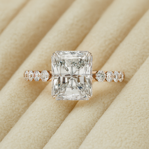 Anillo de Compromiso Solitario con Moissanita de Corte Radiante de 2.50 CT, Oro Amarillo de 10K, Certificado IGI, Regalo Perfecto para Mujer - Product Image 6