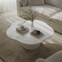 Table basse Vandana Astra Vertex en micro-béton blanc cassé à plateau irrégulier pour un décor moderne