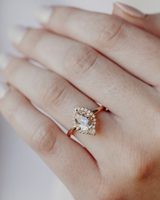 Anillo de compromiso de lujo chapado en rodio con moissanita de corte pera rosa melocotón brillante de 2.90 quilates, engaste de garras, sello oculto de oro macizo de 14K