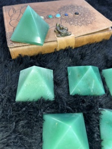 Pirámide de Aventurina Verde, Piedras de Cristal Pulido, Decoración para el Hogar, Gema Grabada con Técnica de Corte - Product Image 3