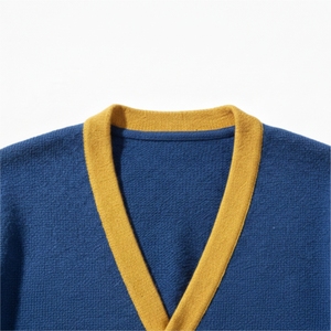 Cardigan en tricot bleu pour femme avec bordure jaune et logo sur la manche, style preppy, vêtement d'automne - Product Image 4