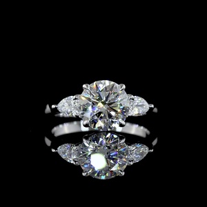 Elegante Anillo de Diamantes Redondos Brillantes de 2 Quilates, Certificado IGI, Anillos de Compromiso de 3 Piedras, Anillo de Compromiso de Diamantes Creados en Laboratorio en Oro de 14K - Product Image 1