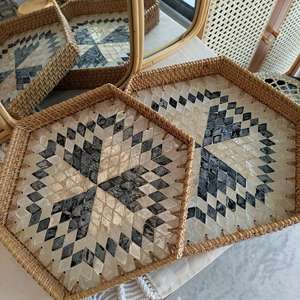 Bandeja Decorativa de Ratán Hecha a Mano con Incrustaciones de Madreperla, Diseño de Mosaico Geométrico, Estilo Bohemio, Forma Hexagonal - Product Image 3