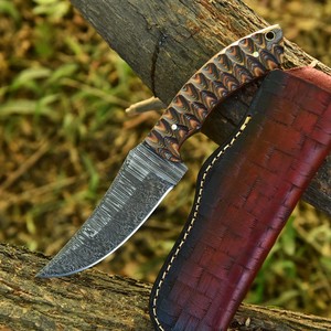 Cuchillo de Bushcraft EDC de Acero de Damasco Forjado a Mano, Mango de Madera Pakka, Espiga Completa, Cuchillo para Desollar con Funda de Cuero, OEM Personalizado - Product Image 1