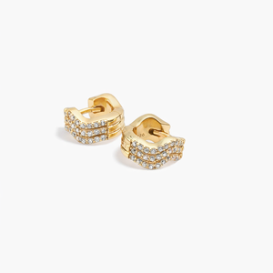 Pendientes de aro Huggie de plata de ley 925 y oro amarillo de 14K con diseño de ondas triples para mujer, delicados, con efecto de onda de agua y diamantes engastados en pavé. - Product Image 2