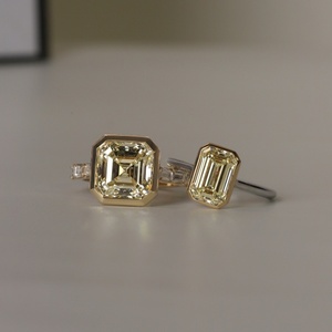 Anillo de Diamante Cultivado en Laboratorio, Corte Esmeralda, 2.60 ct, Color Amarillo Intenso, Certificado IGIC, Oro de 18K, Dos Tonos, Engaste de Bisel, Anillo de Boda - Product Image 3