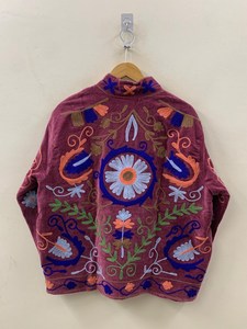 Chaqueta de terciopelo morado de lujo hecha a mano para mujer, con bordado floral a mano, elegante chaqueta de manga larga estilo Rajasthani Suzani. - Product Image 2