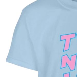 เสื้อยืดแขนสั้นลายกราฟิกสีฟ้าสำหรับวัยรุ่น ลายพิมพ์ตัวอักษรสีชมพูเข้ม "They Not Like Us" คอกลม สไตล์ลำลอง แฟชั่นวัยรุ่น ใส่ได้ทุกวัน - Product Image 6