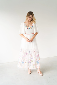 Vestido Maxi de Lino Blanco con Bordado Floral, Diseño de Manga con Volantes, Tela Transpirable, Escote Redondo, Vestido de Lino Sostenible - Product Image 1