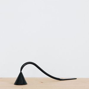 ที่ดับเทียนเหล็กสีดำพร้อมฐานทรงกรวย อุปกรณ์ตกแต่งบ้านที่ทนทาน - Product Image 1