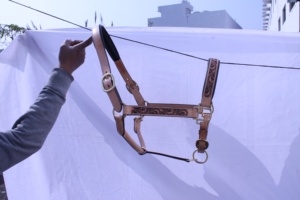 Harnais de cheval en cuir repoussé de qualité supérieure, gravé de motifs floraux, réglable, style western, durable, avec têtière rembourrée - Product Image 5