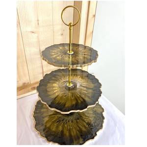 Soporte de Resina para Pastel de Diseño Moderno con 3 Niveles, Ideal para Exhibir Postres en Bodas, Fiestas y Eventos Especiales, Chapado en Oro - Product Image 1