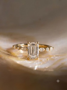 Bague de fiançailles en diamant taille émeraude pour femme, or massif 14 carats avec pierres latérales marquise VVS2, style classique - Product Image 1
