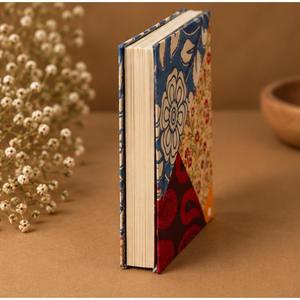 Carnet à couverture rigide en tissu floral artisanal avec reliure cousue main et papier fait main, idéal pour offrir, provenant du Rajasthan - Product Image 5