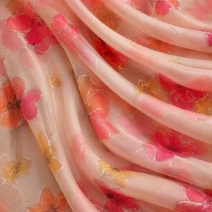 Tela premium con estampado y bordado, un textil moderno diseñado para colecciones de moda y prendas elegantes. Esta tela... - Product Image 2