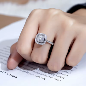 Anillo de Compromiso Unisex de Oro Blanco con Diamante Sintético de 1 Quilate, Corte Brillante, Certificado IGI, Diseño Clásico de Halo, Chapado en Platino de 14k - Product Image 4